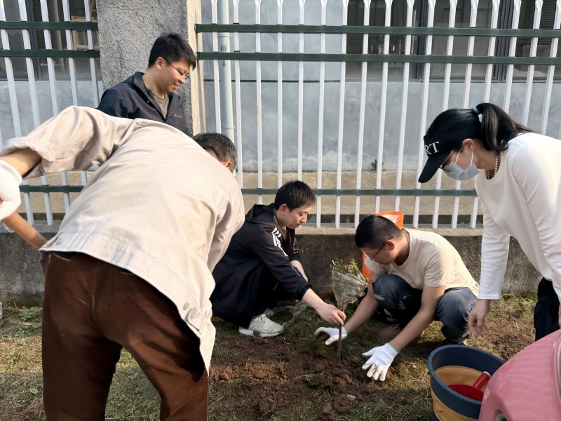 4-2微通催化黨支部開展植此青綠 不負(fù)春光主題黨日活動1.jpg